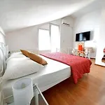 Cecilia 2 3*