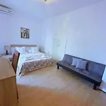 Cecilia 2 בית הארחה 3*