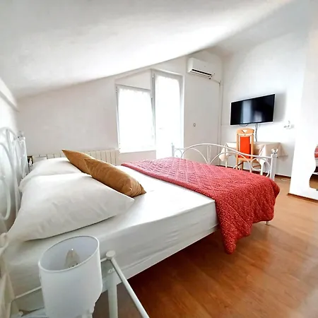 Cecilia 2 3*